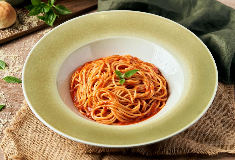 pasta napolitana con salsa de tomates, albahaca, ajo y aceite de oliva